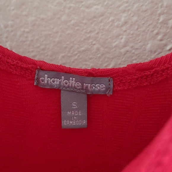 Red textured form fitting dress - Picture 4 of 4